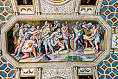 Mantova, Palazzo Te - Camera degli Imperatori. L'affresco dipinto sulla volta raffigura Cesare che ordina di bruciare le lettere di Pompeo. 